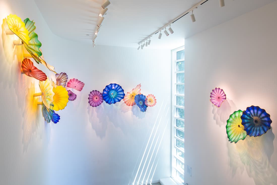 Dale Chihuly (American, born 1941), Persian Wall, 2006. Blown glass, 125 x 125 in. Crocker Art Museum, gift of Julie Rollofson Teel and Michael Teel, 2016.99.a-.u.